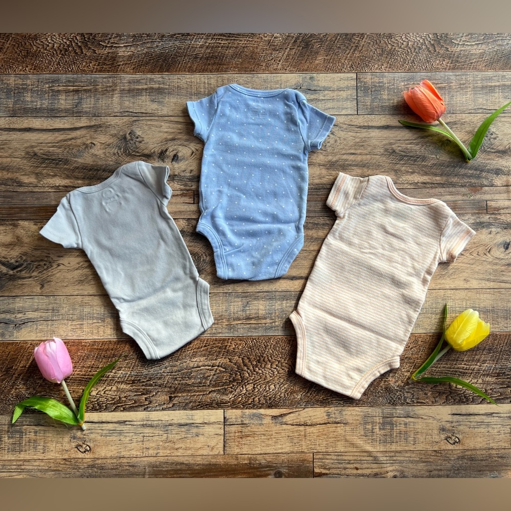 Newborn onesie bundle - Picture 2 of 3